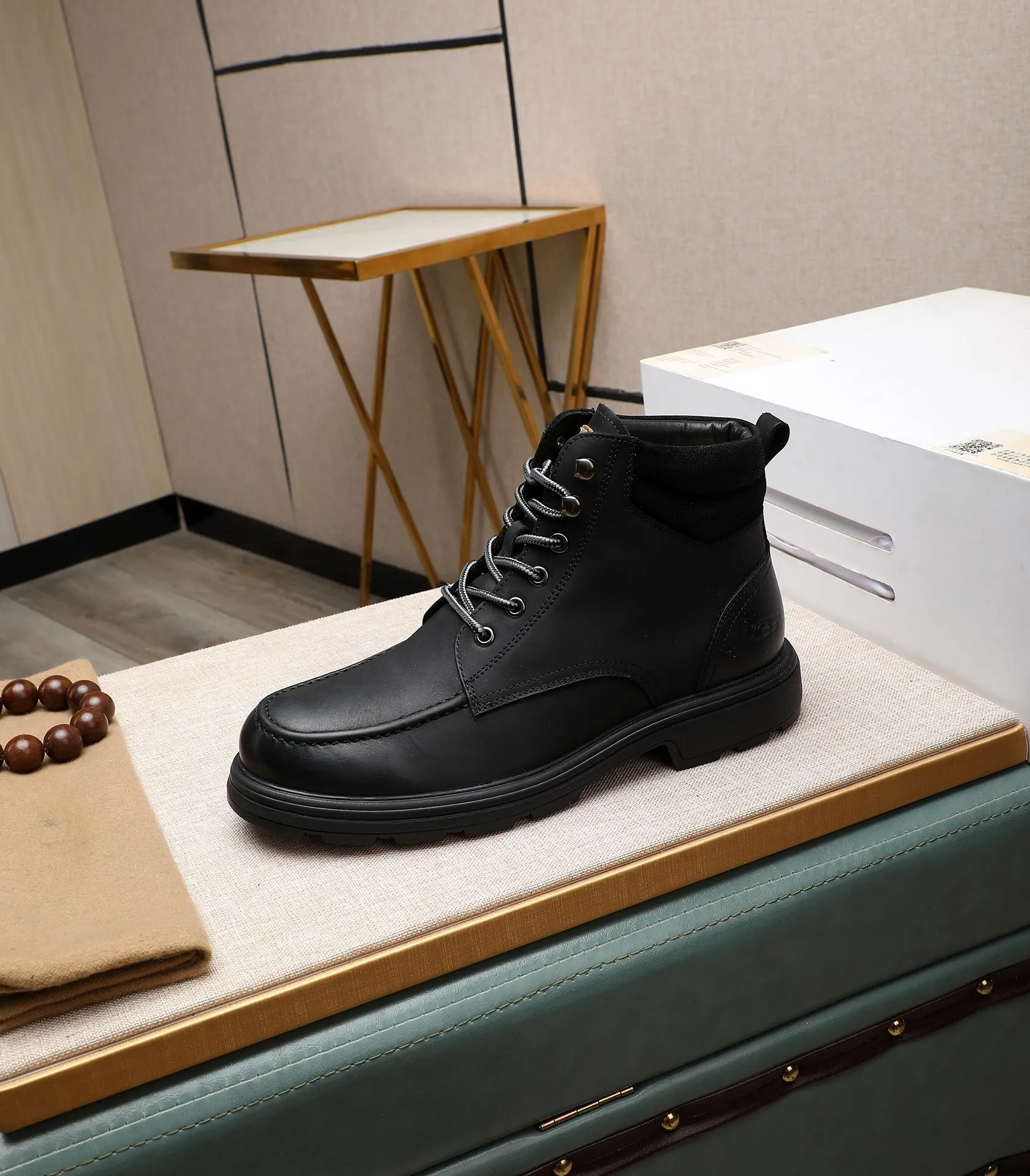 Men's men's shoes💰640 UGG (100% genuine wool lining, 10% off for fake ones) Please pay attention to the quality of the original order and compare the thickness of the wool🏮🏮Hot-selling UGG from Australia's warm luxury brand men's shoes, the official website is synchronized, Beckham men's style..., made of imported top-layer waxed cowhide, waxed toe cap, Australian real wool velvet lining Carefully sewn...Imported rubber Martin boots outsole (comfortable, soft and wear-resistant). I really like the quality..Exquisite workmanship. You can't put it down at first sight. Size 39-44
